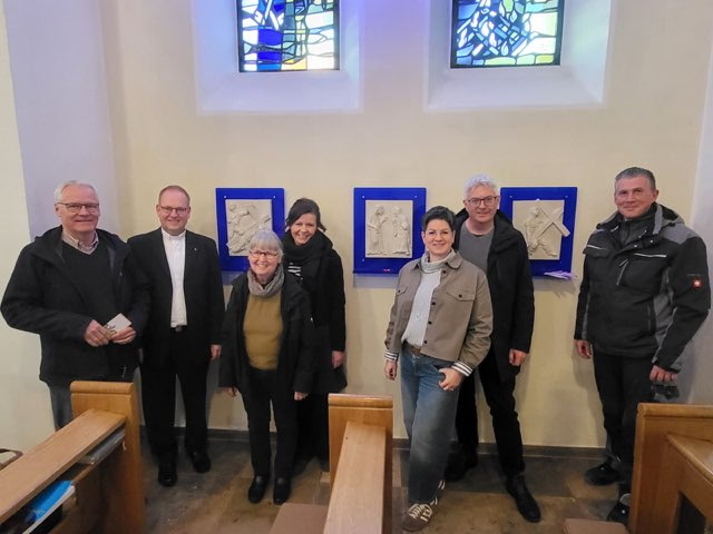 Gemeidemitglieder und Kreuzweg